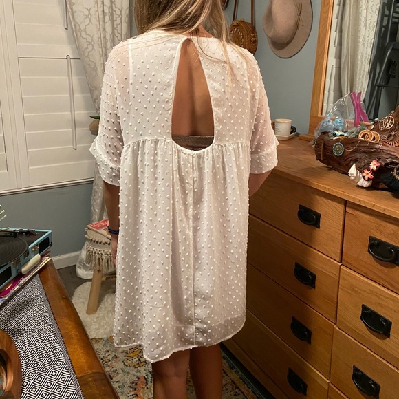 Adorable embroidered white dress with pockets! - Picture 2 of 2